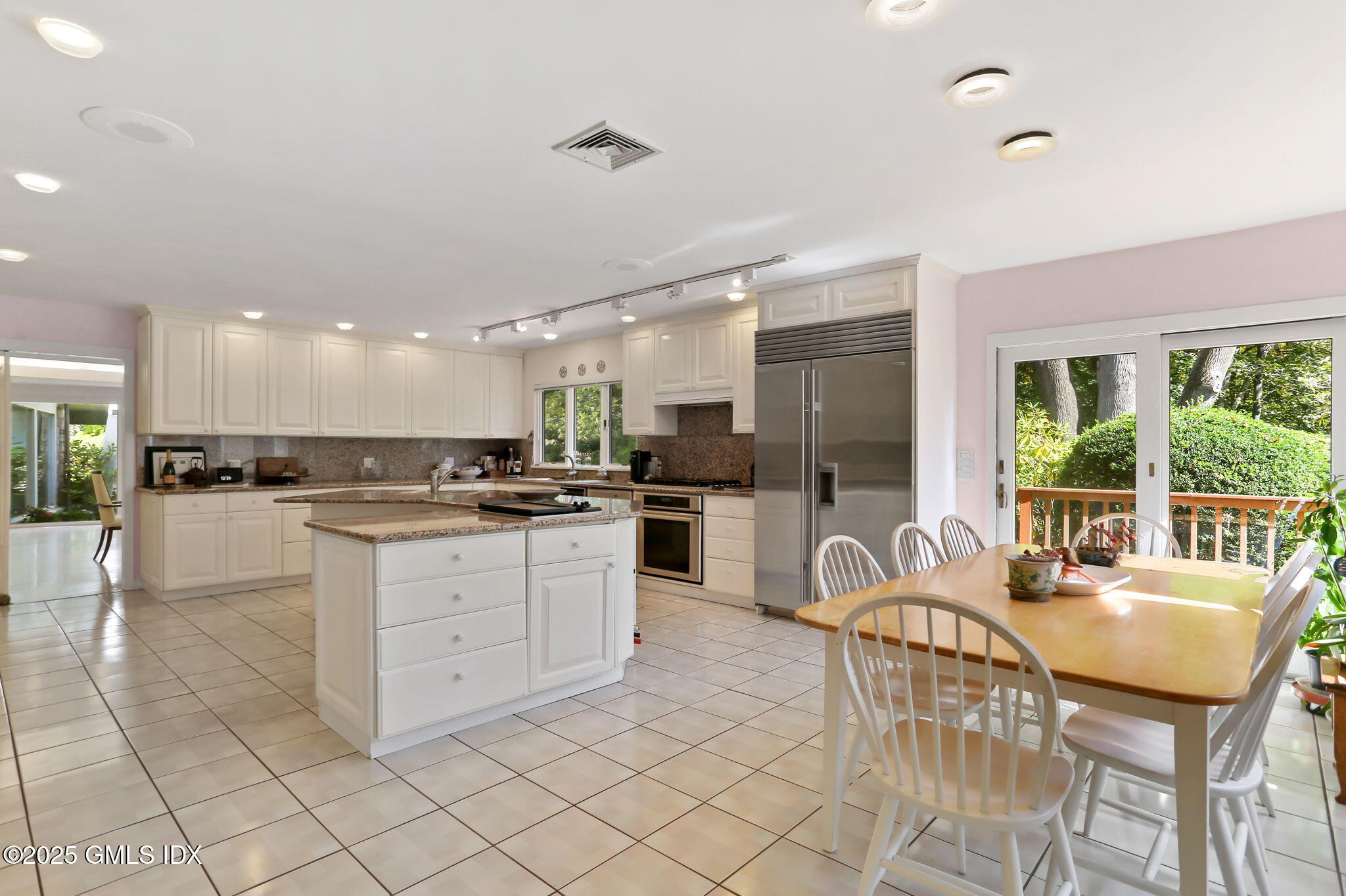 43 Sterling Road South Greenwich, CT 06831 - Photo 16 of 45 Eat-in Kitchen