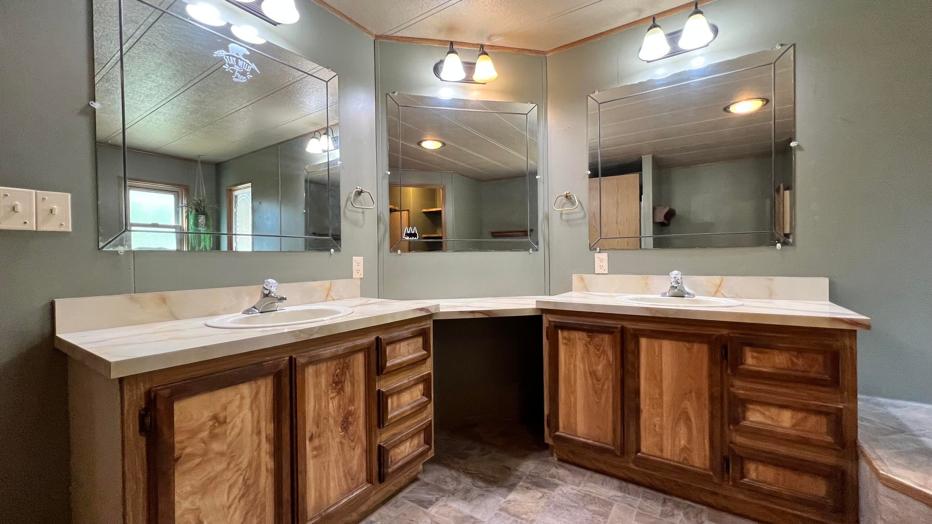 321 Taylor Road Trail, OR 97541 - Photo 27 of 56 Master Bathroom