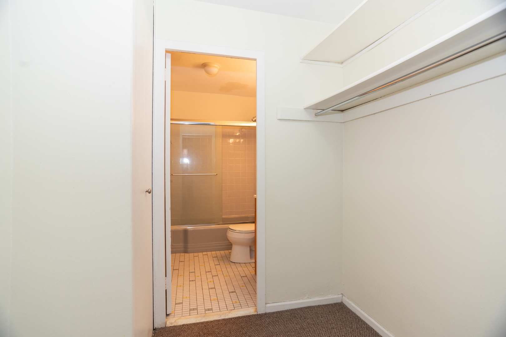 5701 North Sheridan Road, Unit 9N Chicago, IL 60660 - Photo 12 of 17 a bathroom that has a toilet