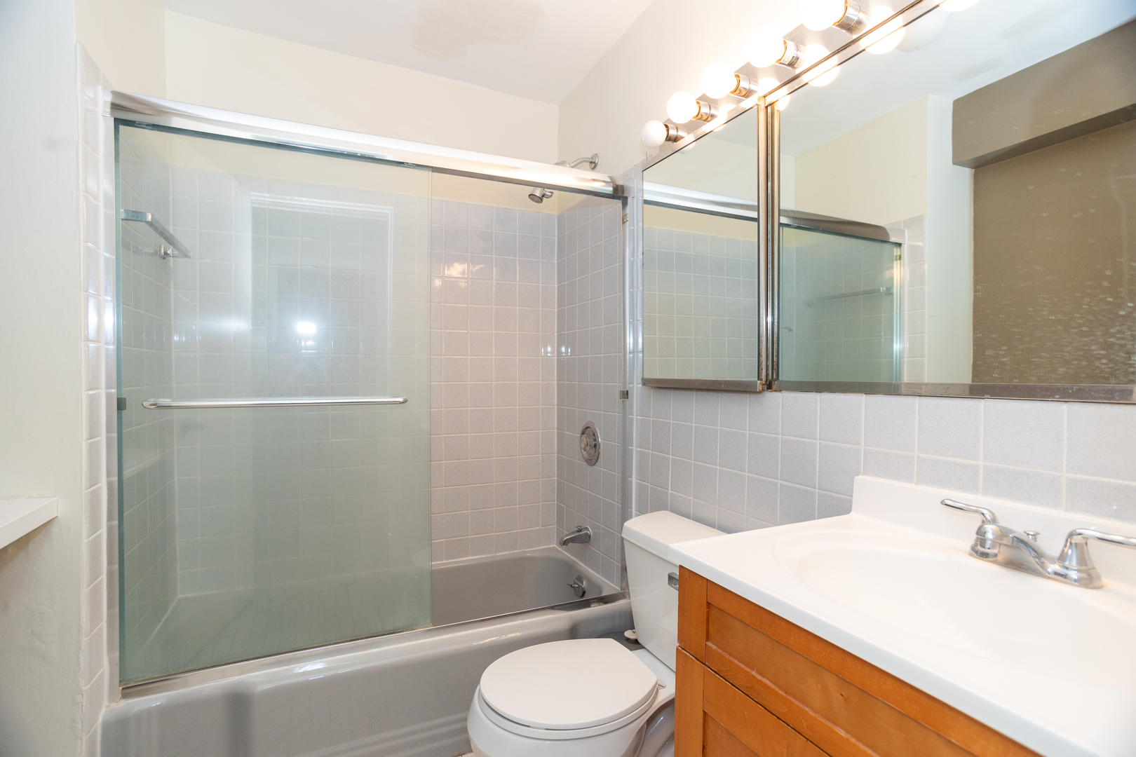 5701 North Sheridan Road, Unit 9N Chicago, IL 60660 - Photo 13 of 17 a bathroom with a sink toilet and shower