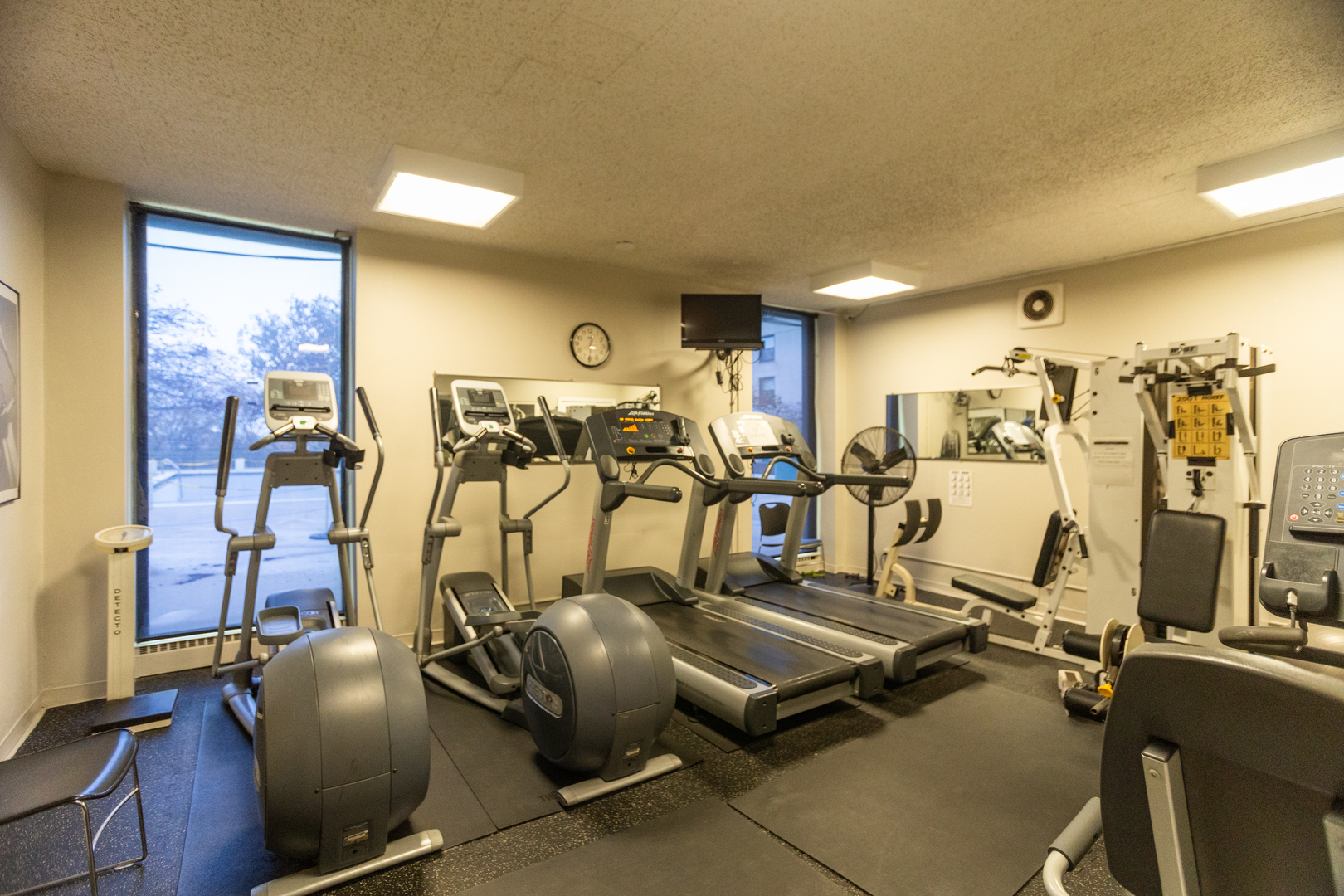 5701 North Sheridan Road, Unit 9N Chicago, IL 60660 - Photo 16 of 17 a view of a room with gym equipment
