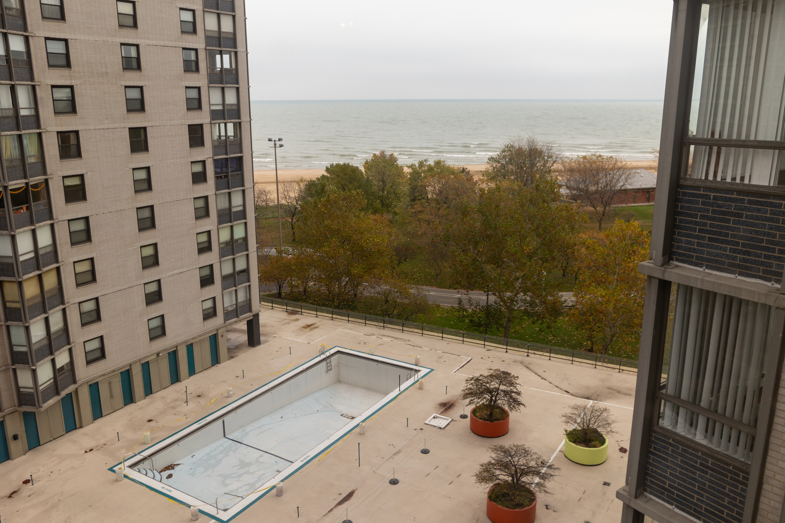 5701 North Sheridan Road, Unit 9N Chicago, IL 60660 - Photo 3 of 17 view of a bathroom