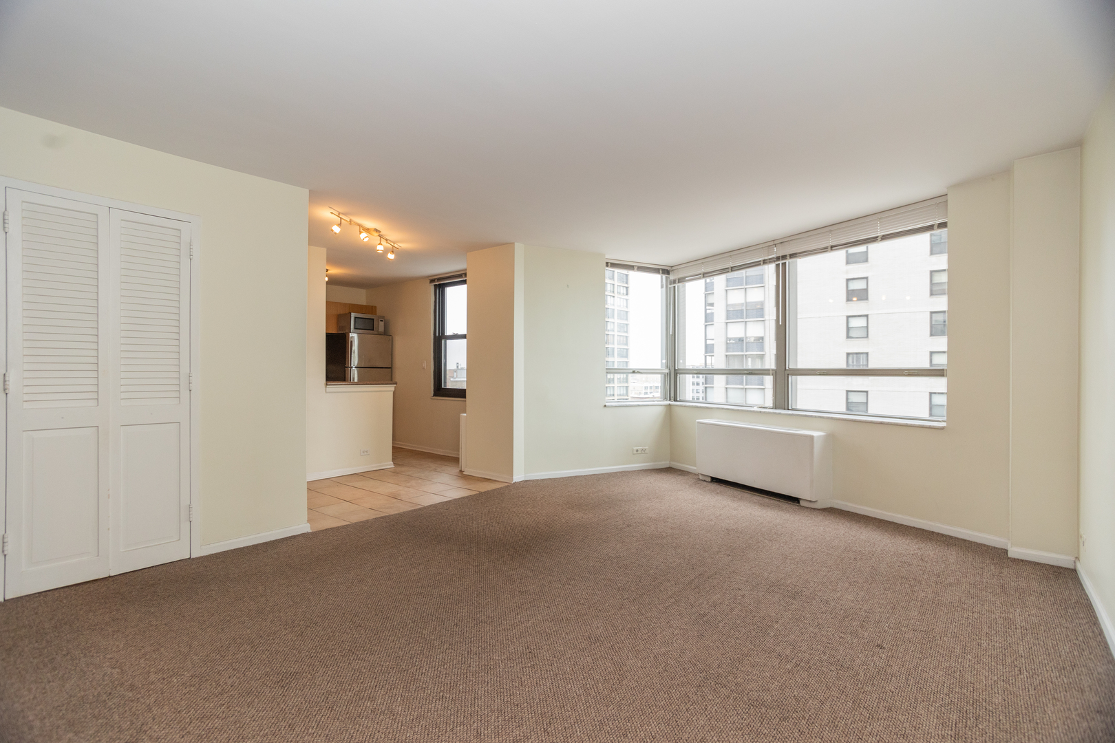 5701 North Sheridan Road, Unit 9N Chicago, IL 60660 - Photo 5 of 17 a view of an empty room with a window