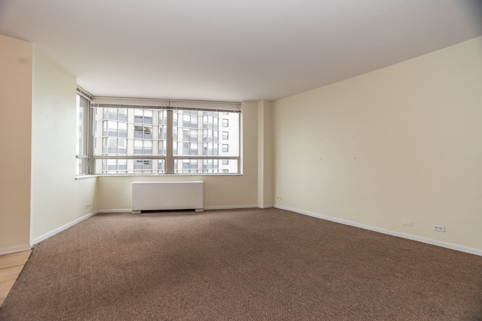 5701 North Sheridan Road, Unit 9N Chicago, IL 60660 - Photo 6 of 17 a view of an empty room with a window
