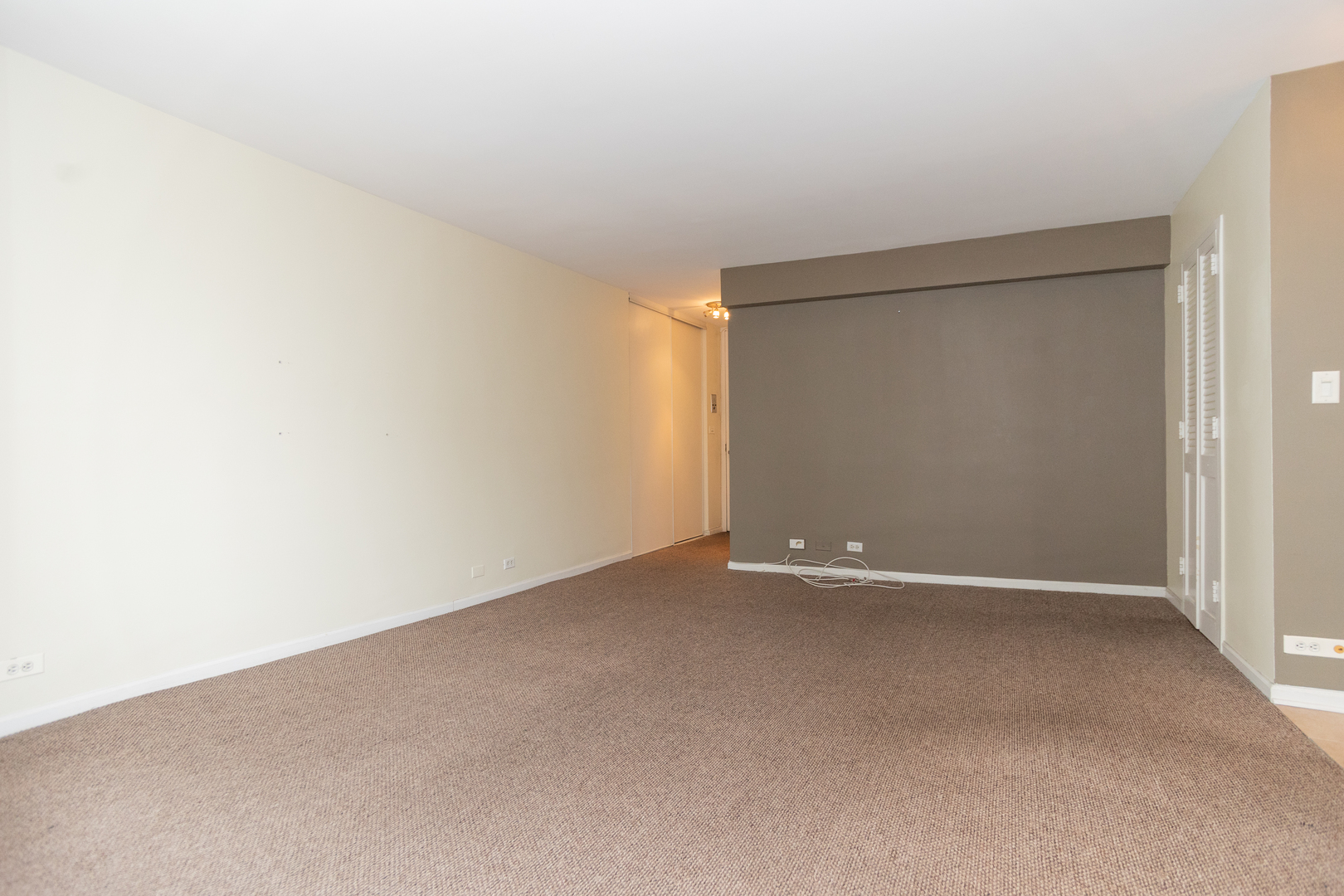 5701 North Sheridan Road, Unit 9N Chicago, IL 60660 - Photo 7 of 17 a view of an empty room