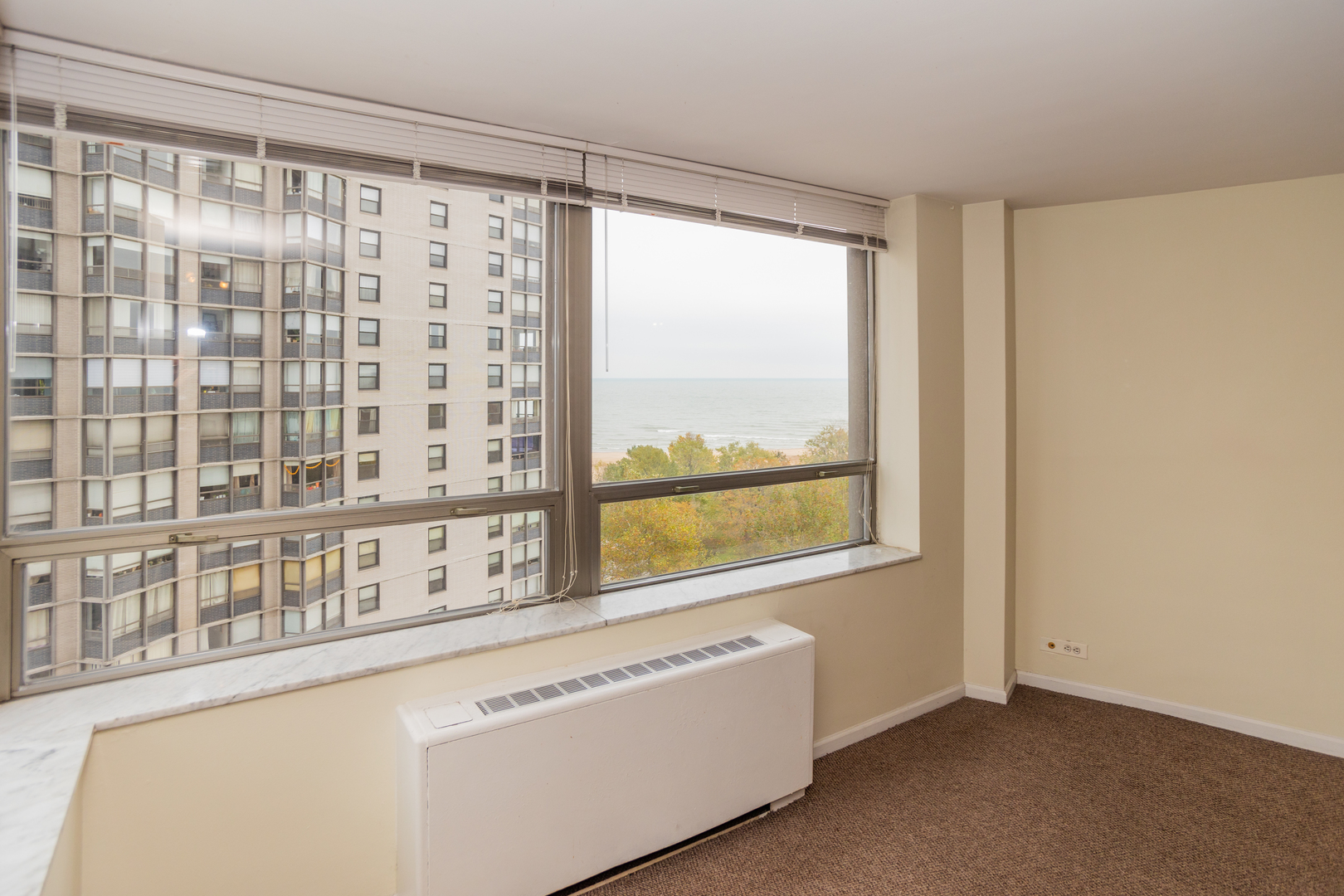 5701 North Sheridan Road, Unit 9N Chicago, IL 60660 - Photo 8 of 17 a living room with a large window