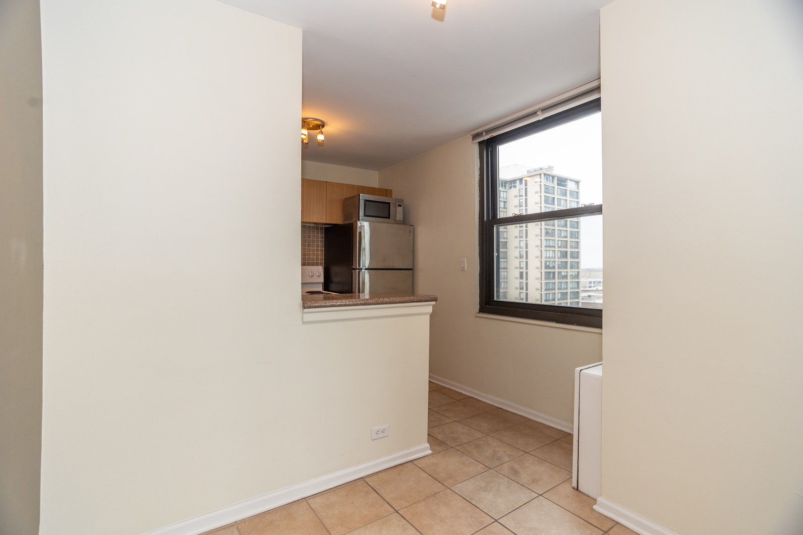 5701 North Sheridan Road, Unit 9N Chicago, IL 60660 - Photo 9 of 17 a view of kitchen and utility room