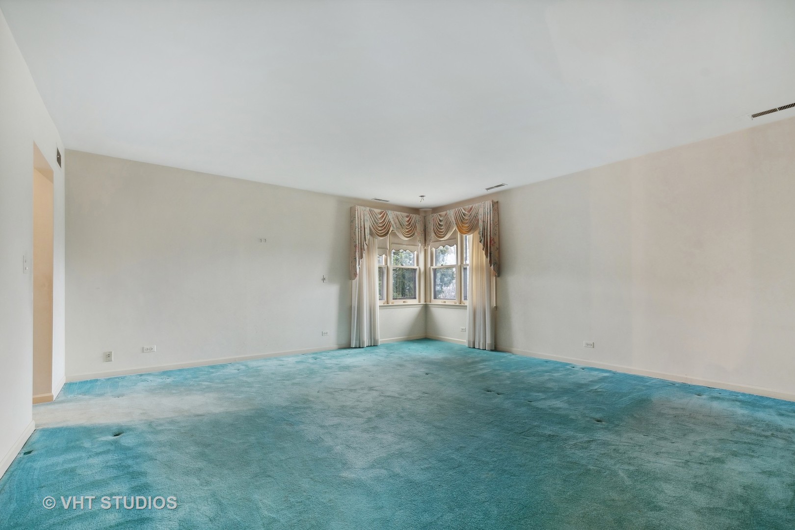 835 Heather Road Deerfield, IL 60015 - Photo 14 of 29 a view of an empty room with window