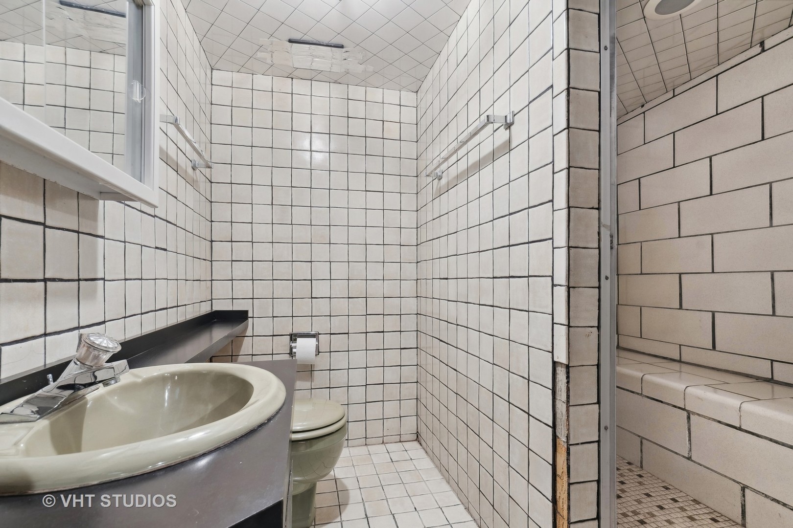 835 Heather Road Deerfield, IL 60015 - Photo 20 of 29 a bathroom with a sink and bathtub