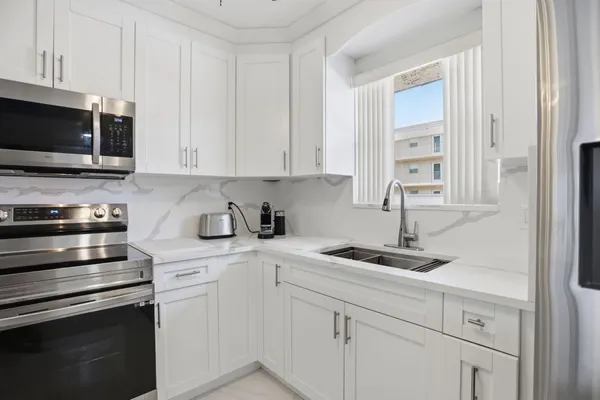 $97,000 | 721 Lori Drive, Unit 210, Palm Springs, FL 33461