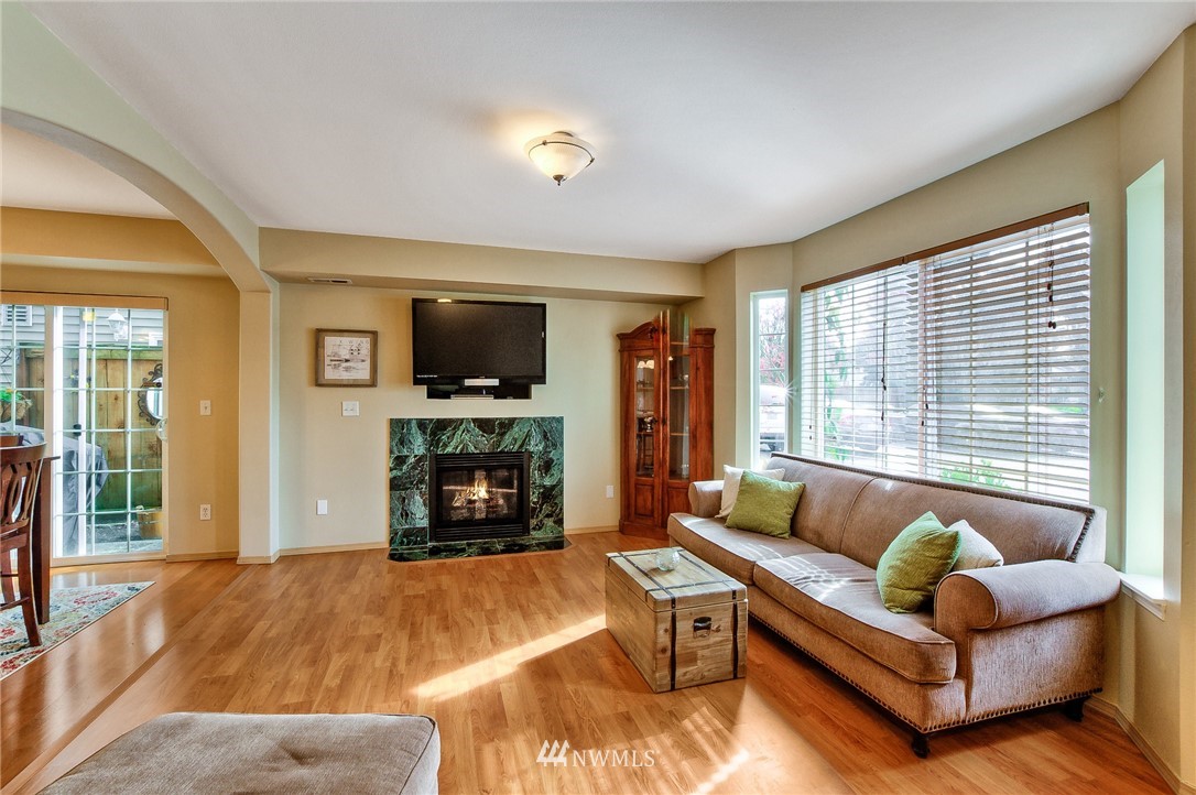 10406 17th Avenue Southwest Seattle, WA 98146 - Photo 3 of 8
