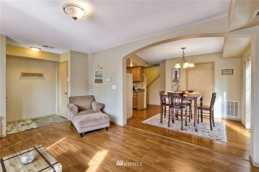 10406 17th Avenue Southwest Seattle, WA 98146 - Photo 4 of 8