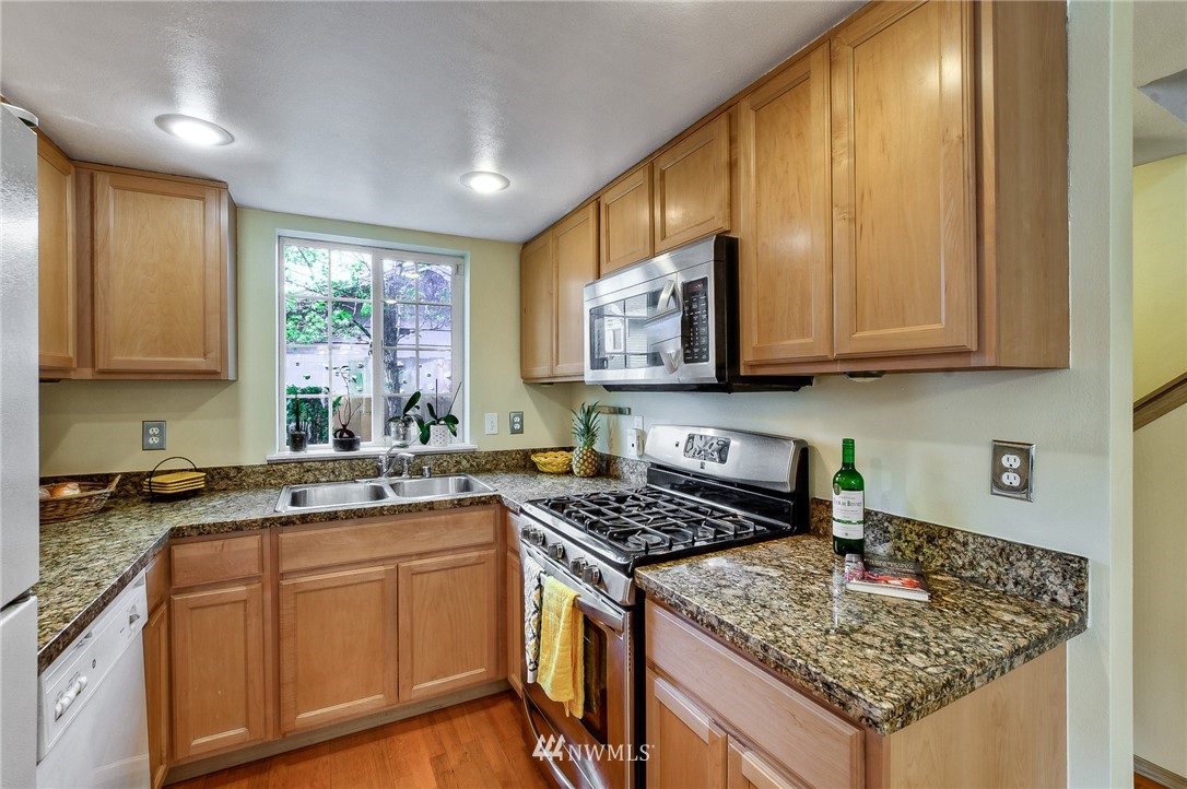 10406 17th Avenue Southwest Seattle, WA 98146 - Photo 5 of 8