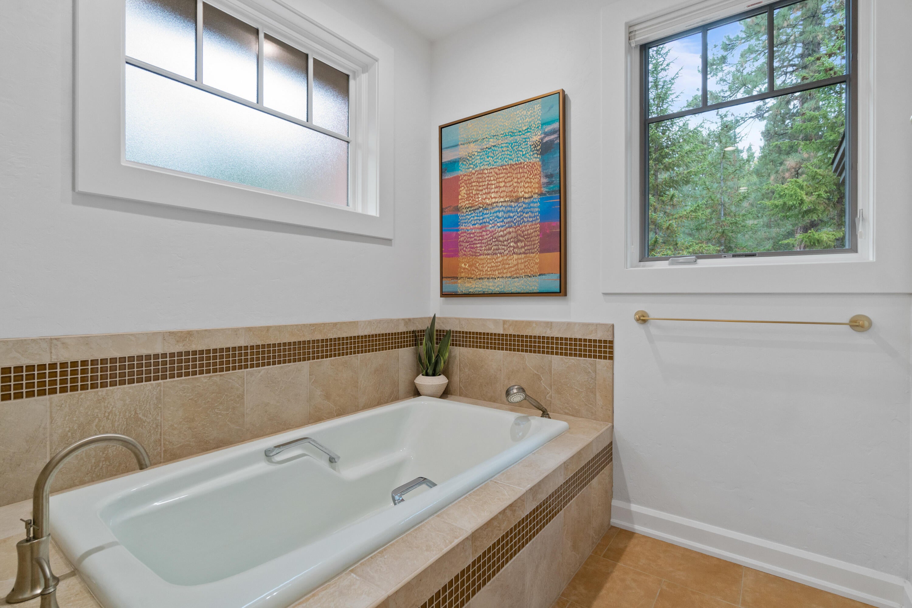 56854 Besson Road Bend, OR 97707 - Photo 19 of 35 Primary soaking tub