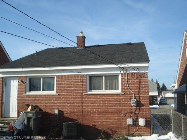 5452 Chase Road Dearborn, MI 48126 - Photo 5 of 18 5452 chase E 003.jpg