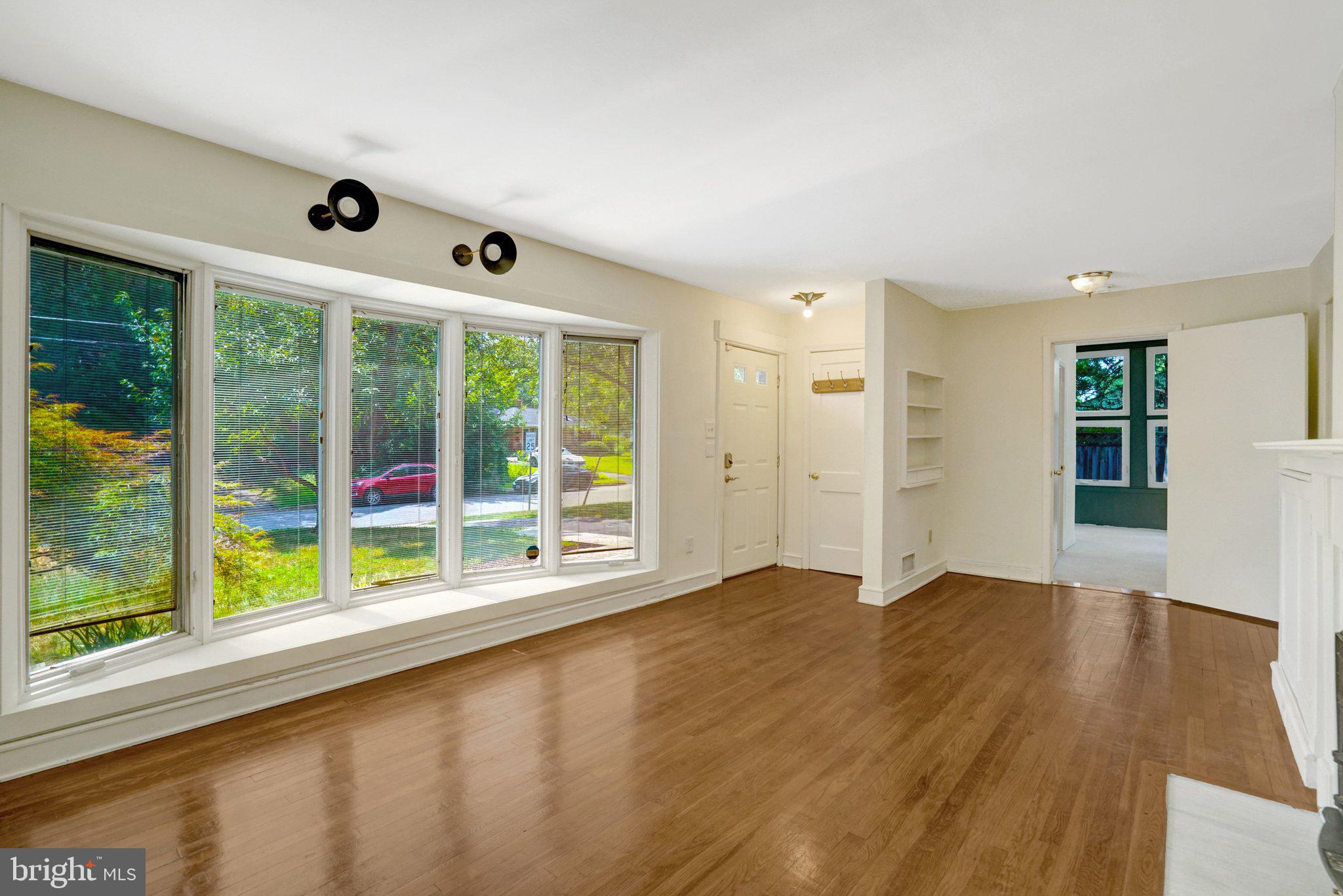 8015 New Market Road Alexandria, VA 22308 - Photo 10 of 41 Living room