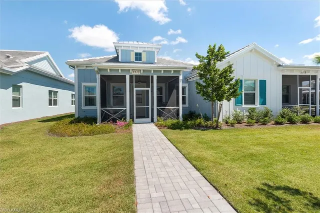 a view of a house with backyard and garden