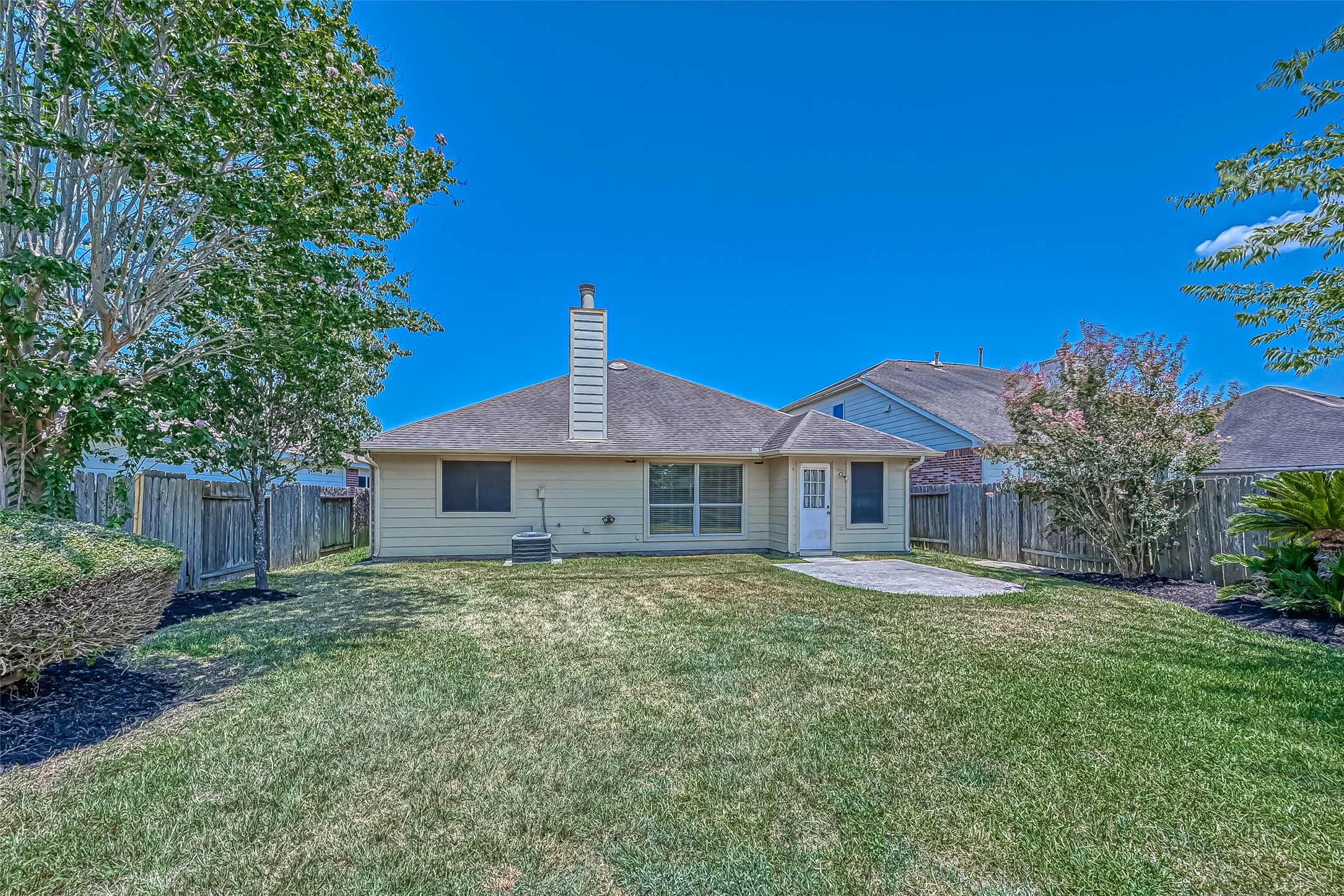 911 Bent Sail Lane League City, TX 77573 - Photo 33 of 34 a front view of a house with a yard