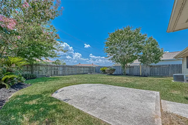 a view of a back yard