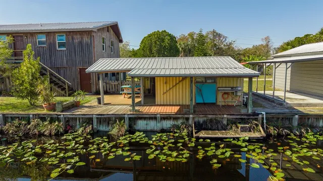 a view of a dinning table and chairs in patio