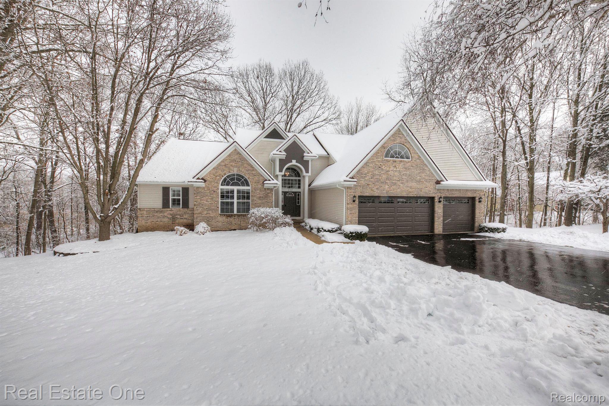 3107 Hunters Way Pinckney, MI 48169 - Photo 3 of 80 Gallery Image 3