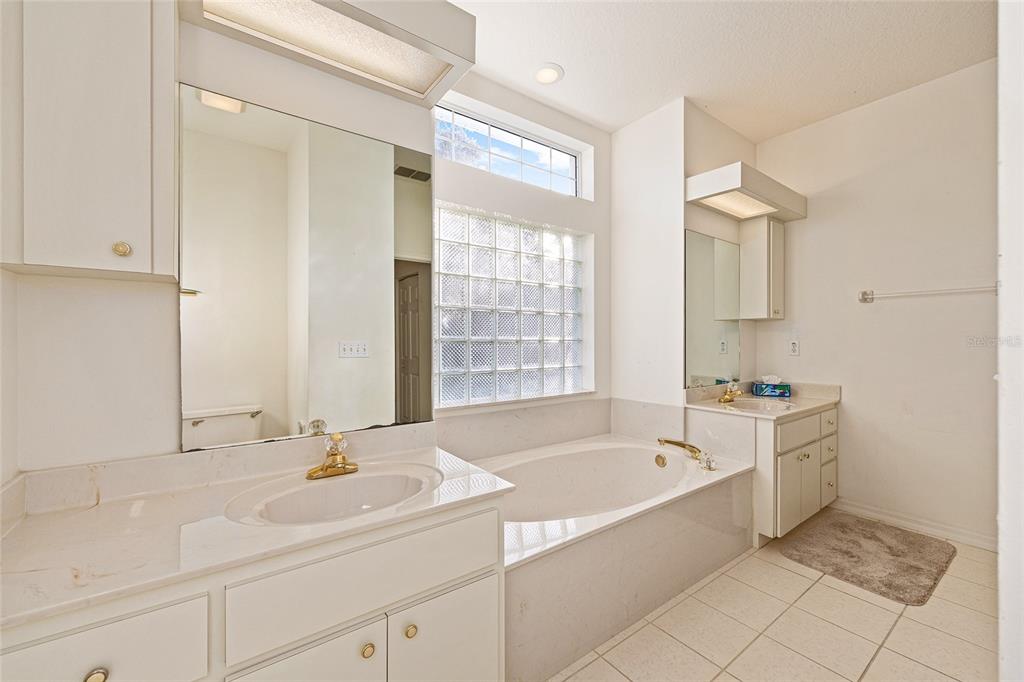 11621 Southwest 72nd Circle Ocala, FL 34476 - Photo 34 of 66 a bathroom with a tub sink and mirror