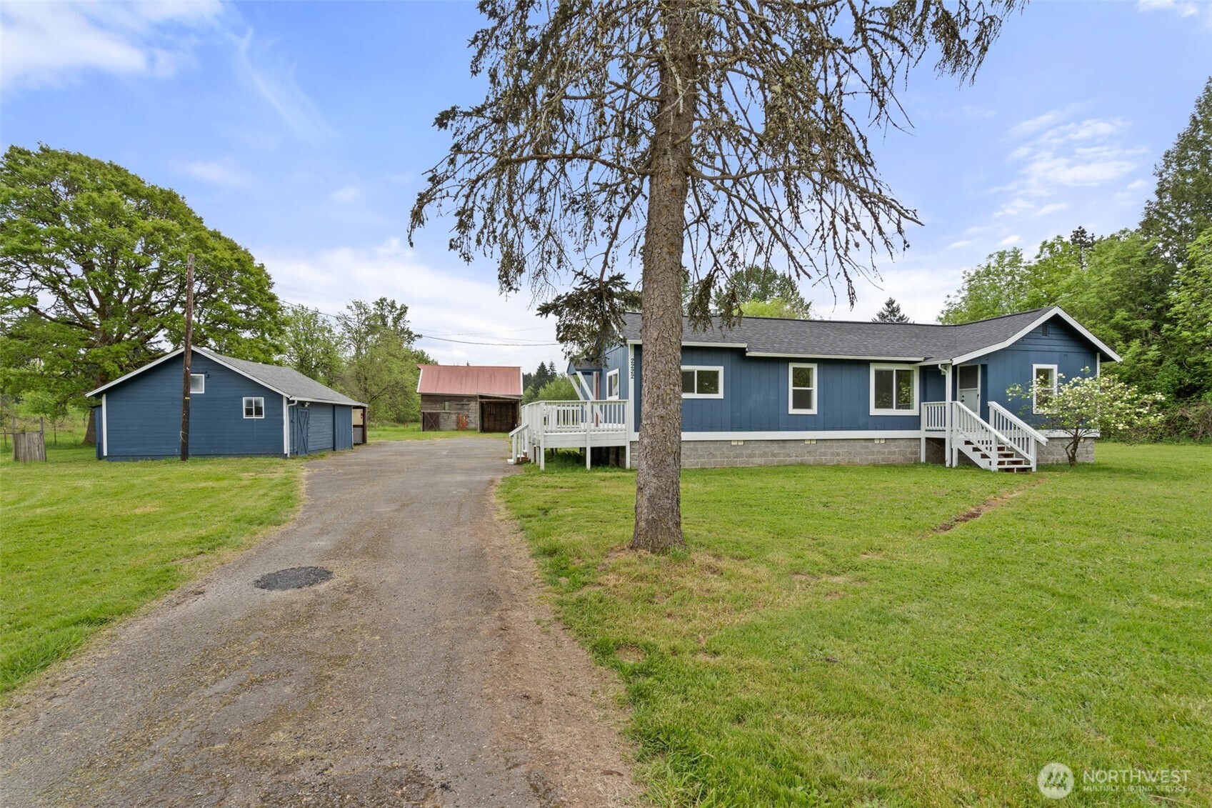 2222 Cooks Hill Road Centralia, WA 98531 - Photo 5 of 36 a front view of a house with garden