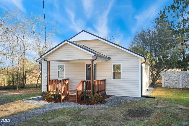 a view of a house with backyard