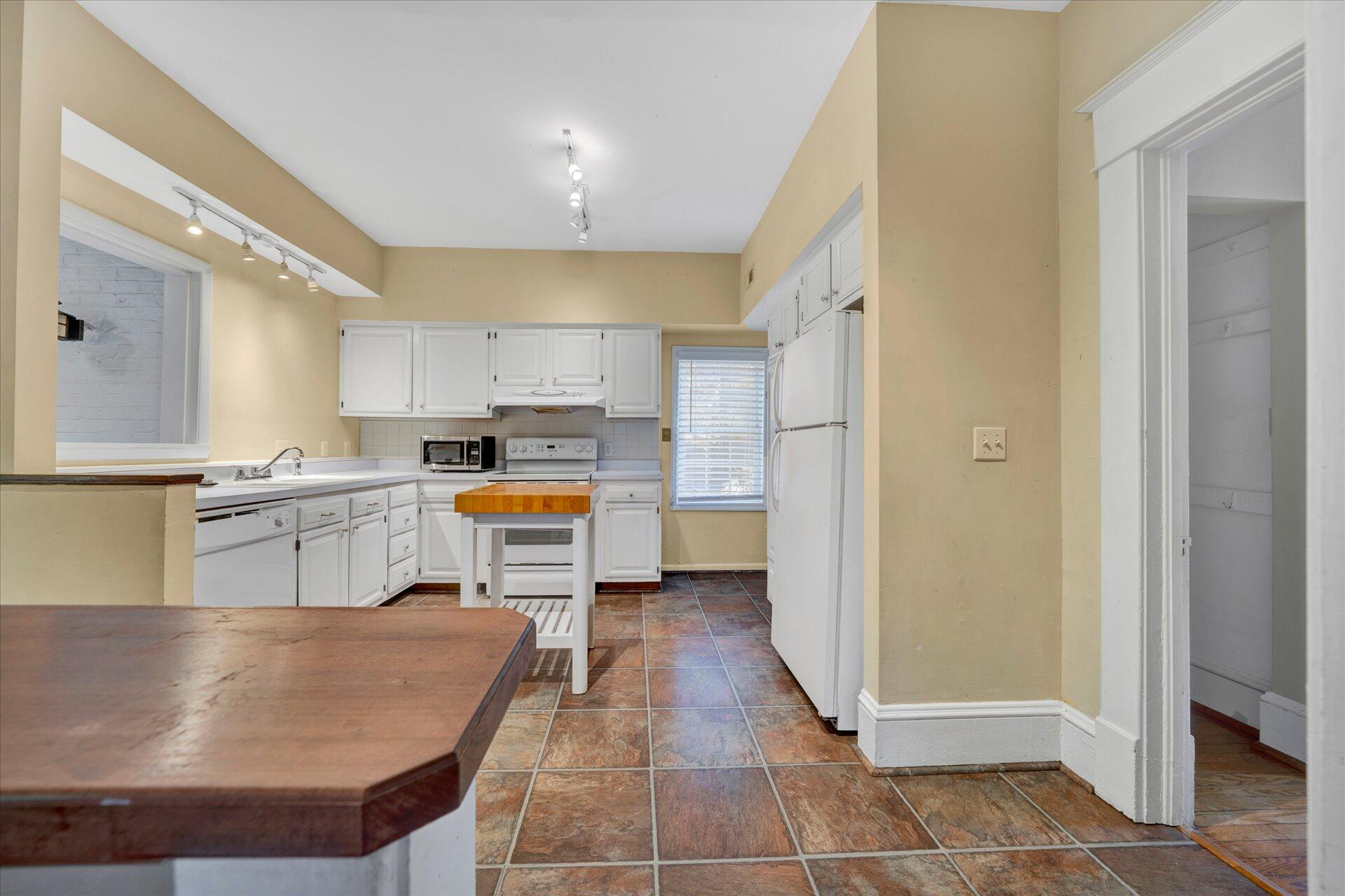 1905 Arlington Road Southwest Roanoke, VA 24015 - Photo 12 of 30 09-DSC00028