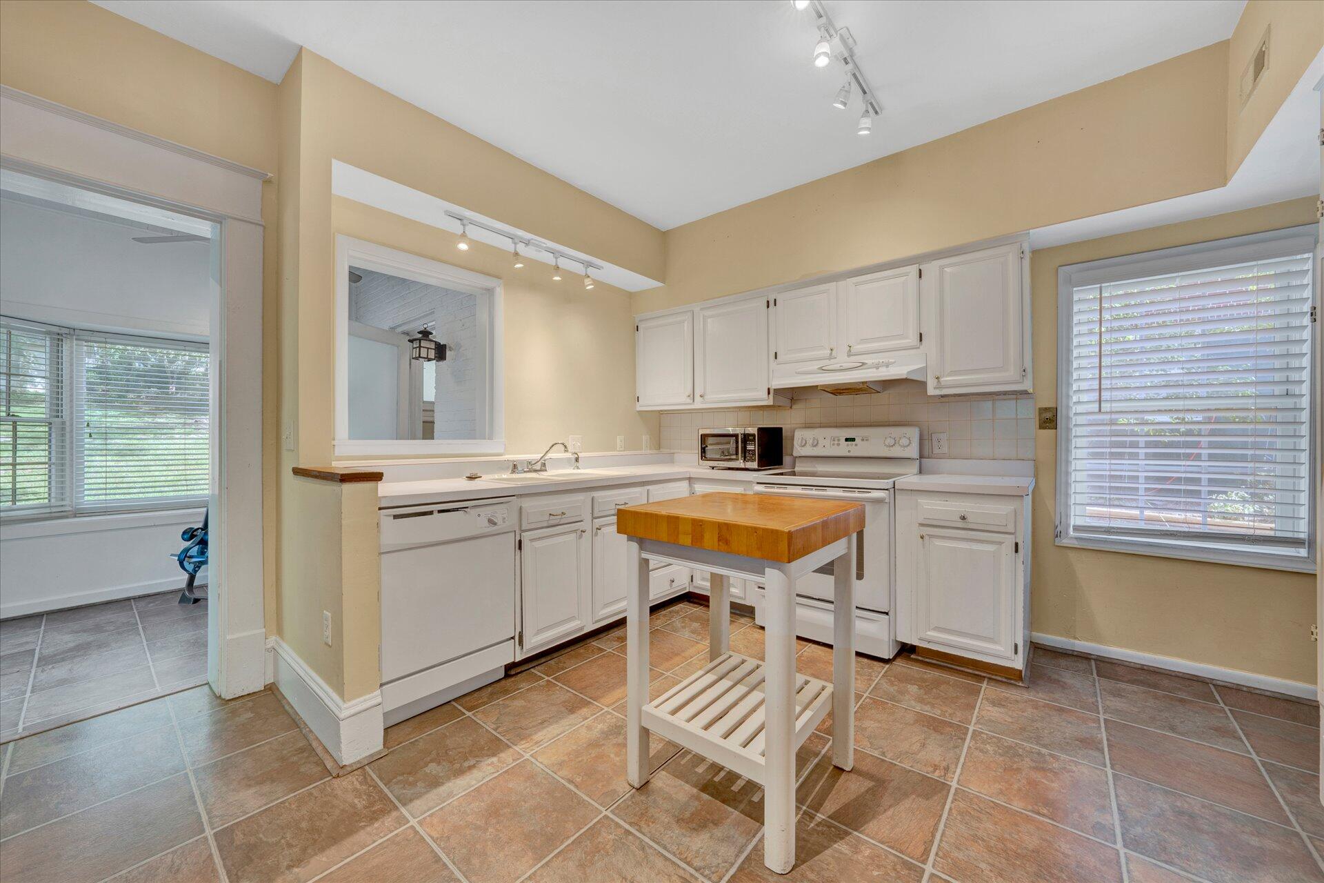 1905 Arlington Road Southwest Roanoke, VA 24015 - Photo 13 of 30 10-DSC00031