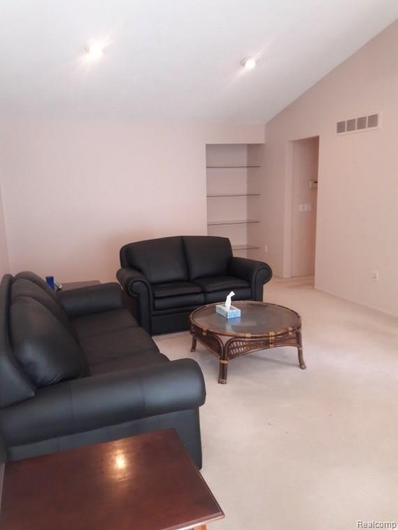 526 Tennyson Rochester Hills, MI 48307 - Photo 2 of 16