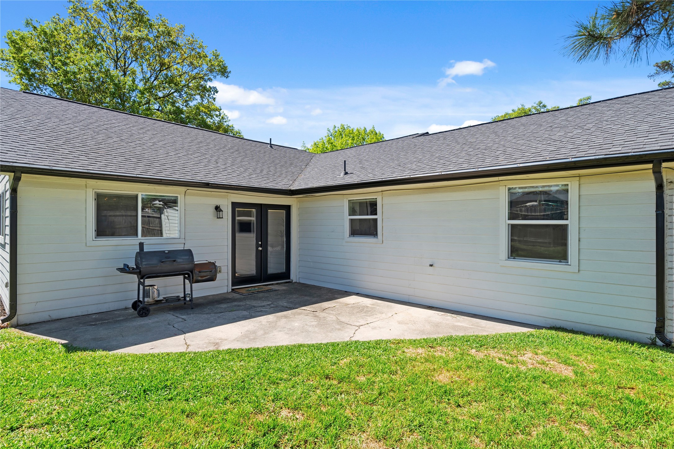 102 Enchanted Oaks Court Spring, TX 77388 - Photo 27 of 48 a backyard of a house with table and chairs