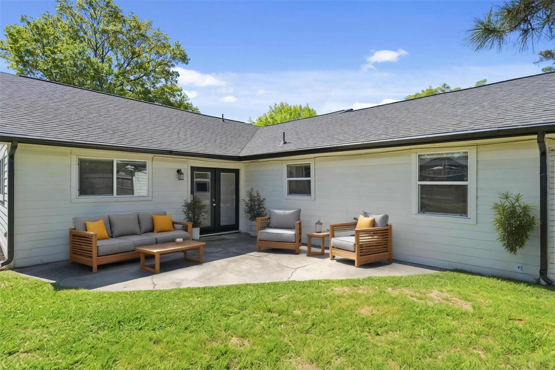 102 Enchanted Oaks Court Spring, TX 77388 - Photo 30 of 48 a backyard of a house with seating space