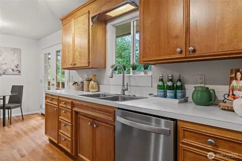 $1,070,000 | 20614 4th Avenue Southwest, Normandy Park, WA 98166