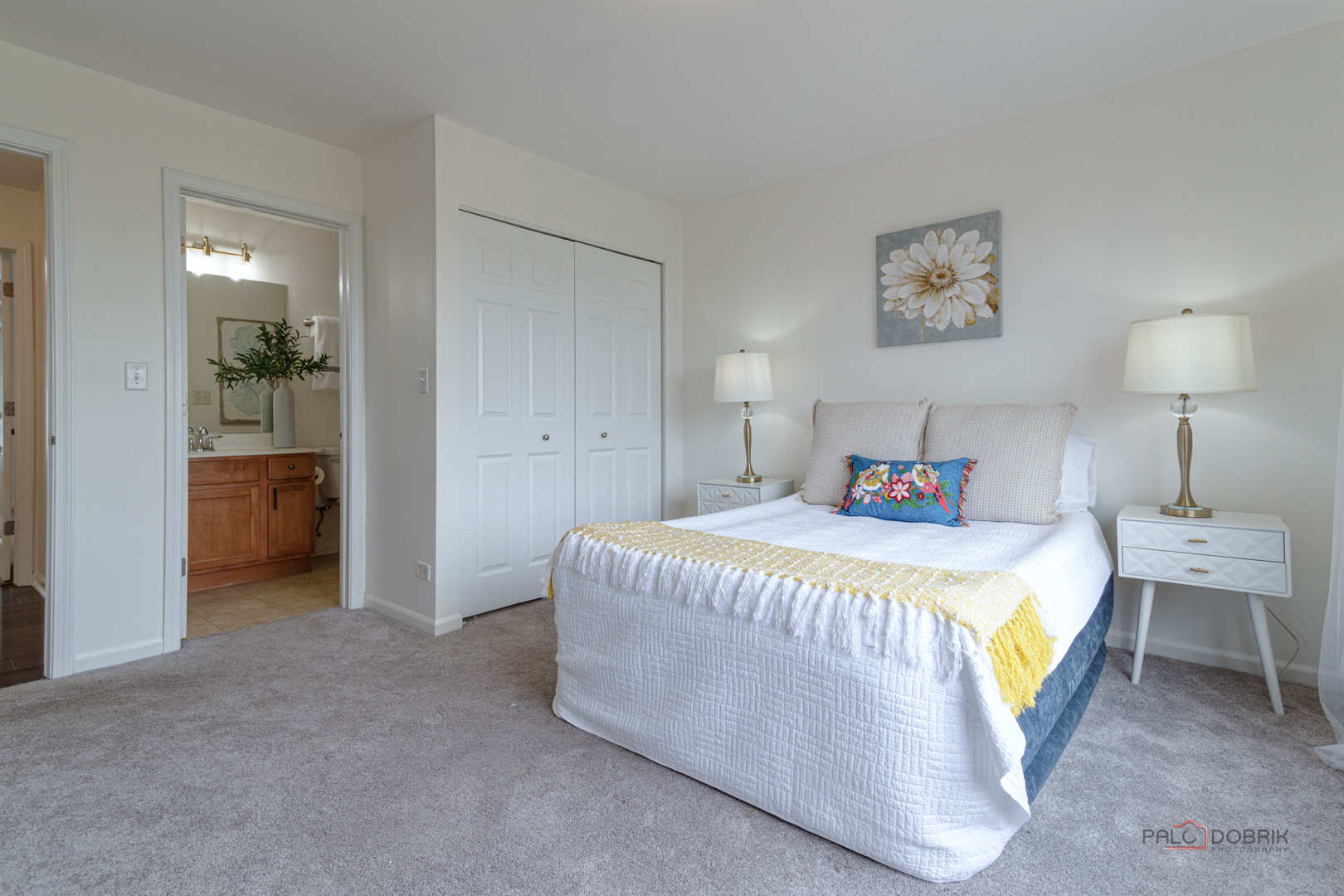 7515e Savoy Lane, Unit C Bridgeview, IL 60455 - Photo 18 of 22 a bedroom with a bed and a lamp