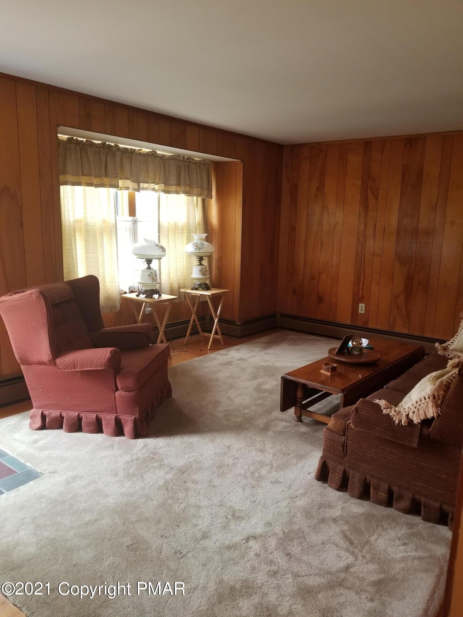 1111 Hillcrest Drive Stroudsburg, PA 18360 - Photo 18 of 20 a living room with furniture
