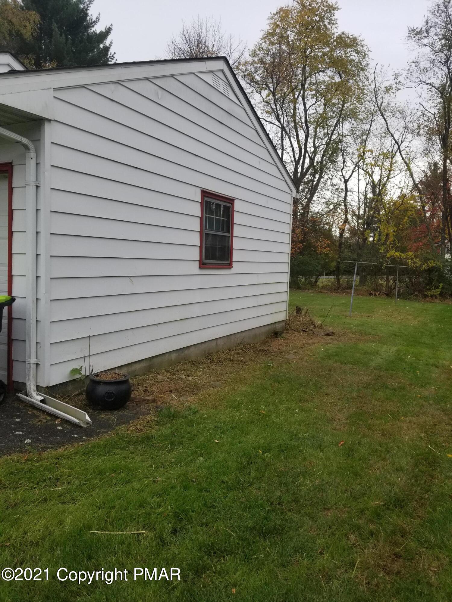 1111 Hillcrest Drive Stroudsburg, PA 18360 - Photo 4 of 20 a view of a backyard
