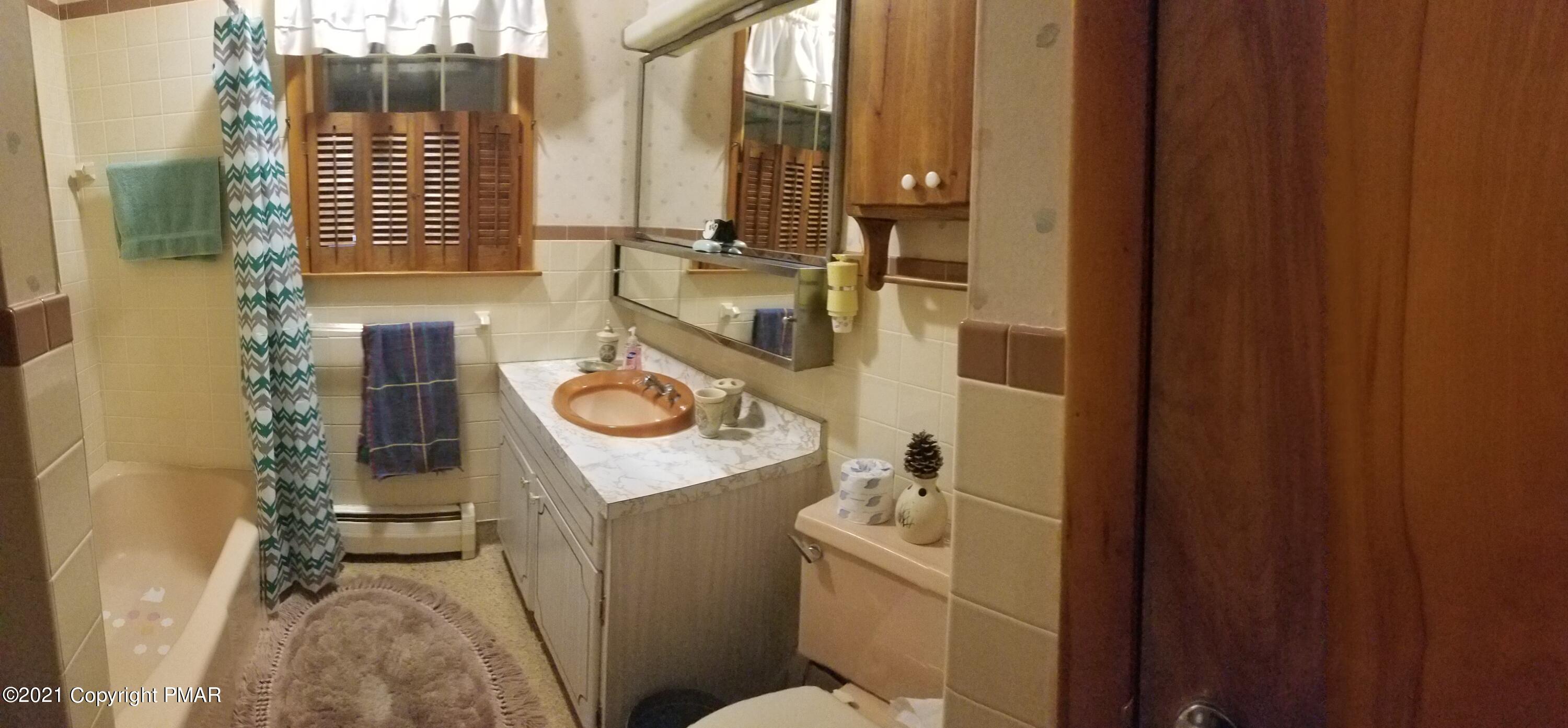 1111 Hillcrest Drive Stroudsburg, PA 18360 - Photo 10 of 20 a bathroom with a sink and toilet