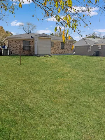 a view of a house with a yard