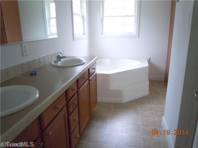 523 Motsinger Road Thomasville, NC 27360 - Photo 11 of 12 Master Bath/Spa.
