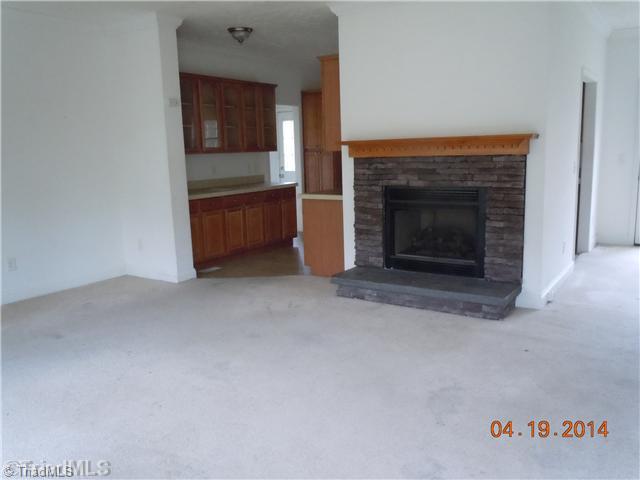 523 Motsinger Road Thomasville, NC 27360 - Photo 8 of 12 Living Room.