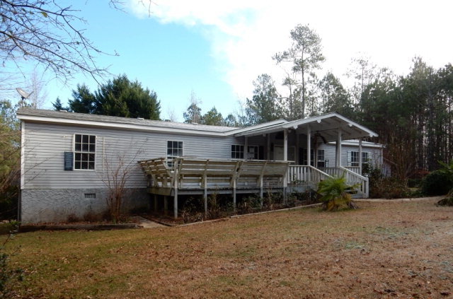 962 Lee King Road Forsyth, GA 31029 - Photo 1 of 1 front view of a house with a yard