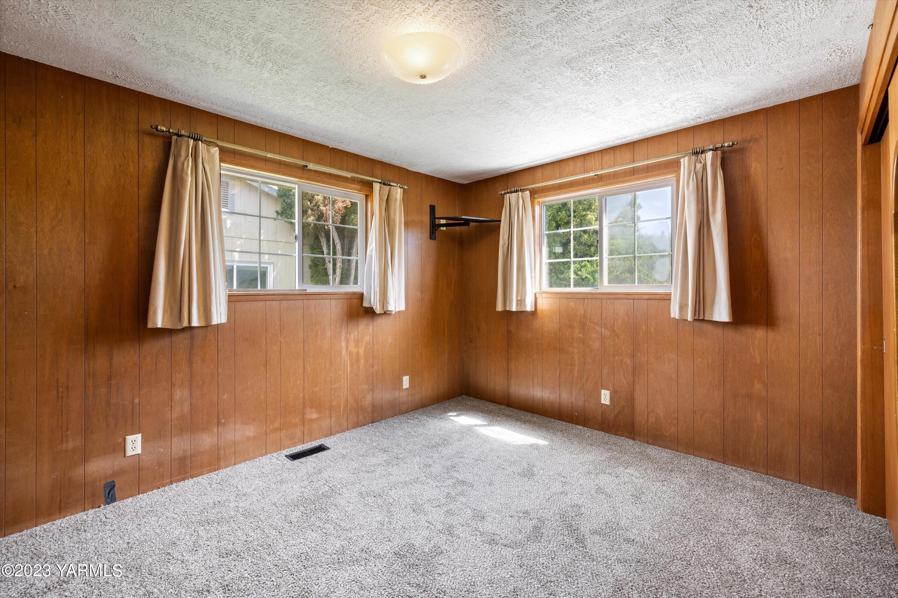 2901 Jones Road Wapato, WA 98951 - Photo 15 of 32 an empty room with a window