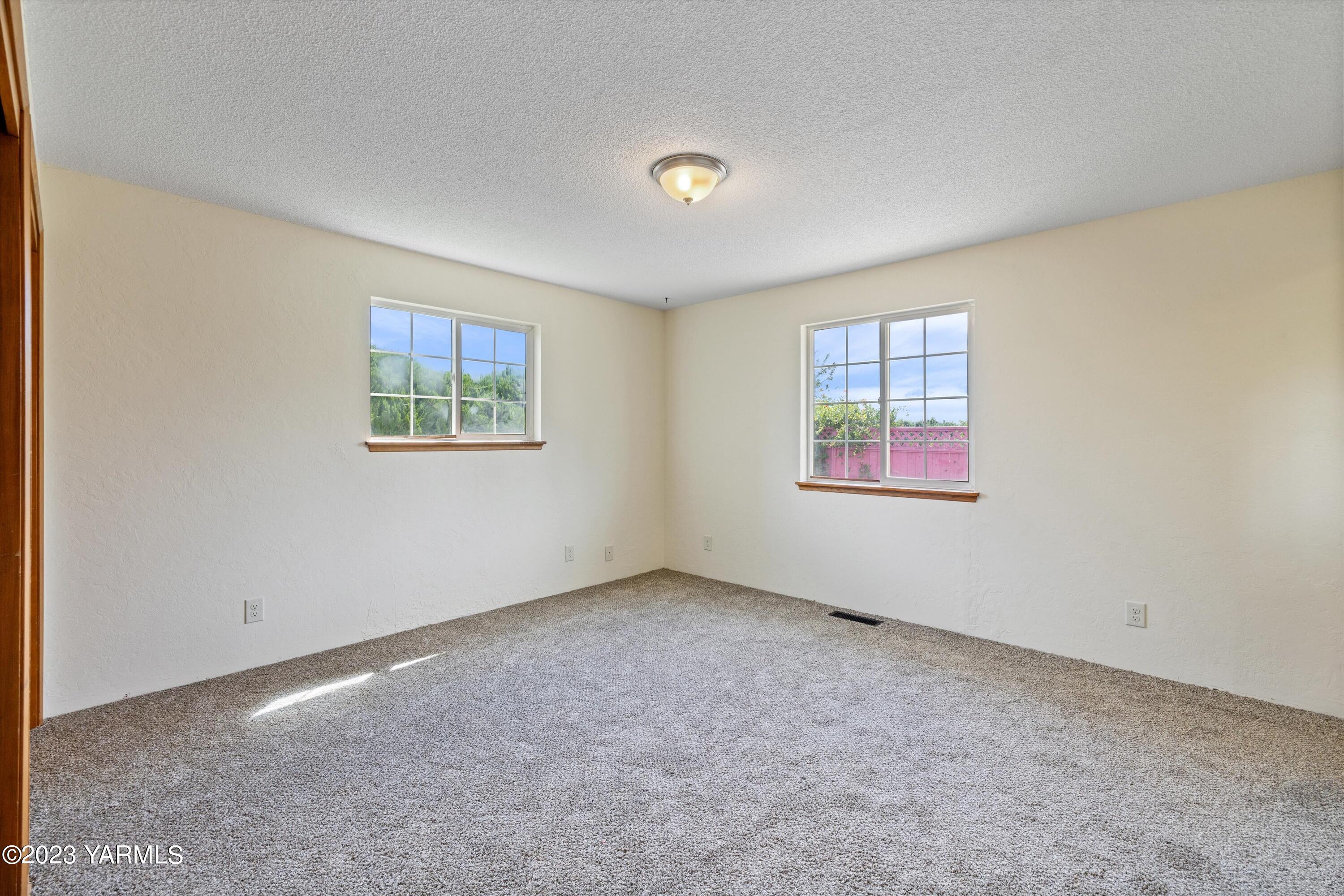 2901 Jones Road Wapato, WA 98951 - Photo 17 of 32 an empty room with windows