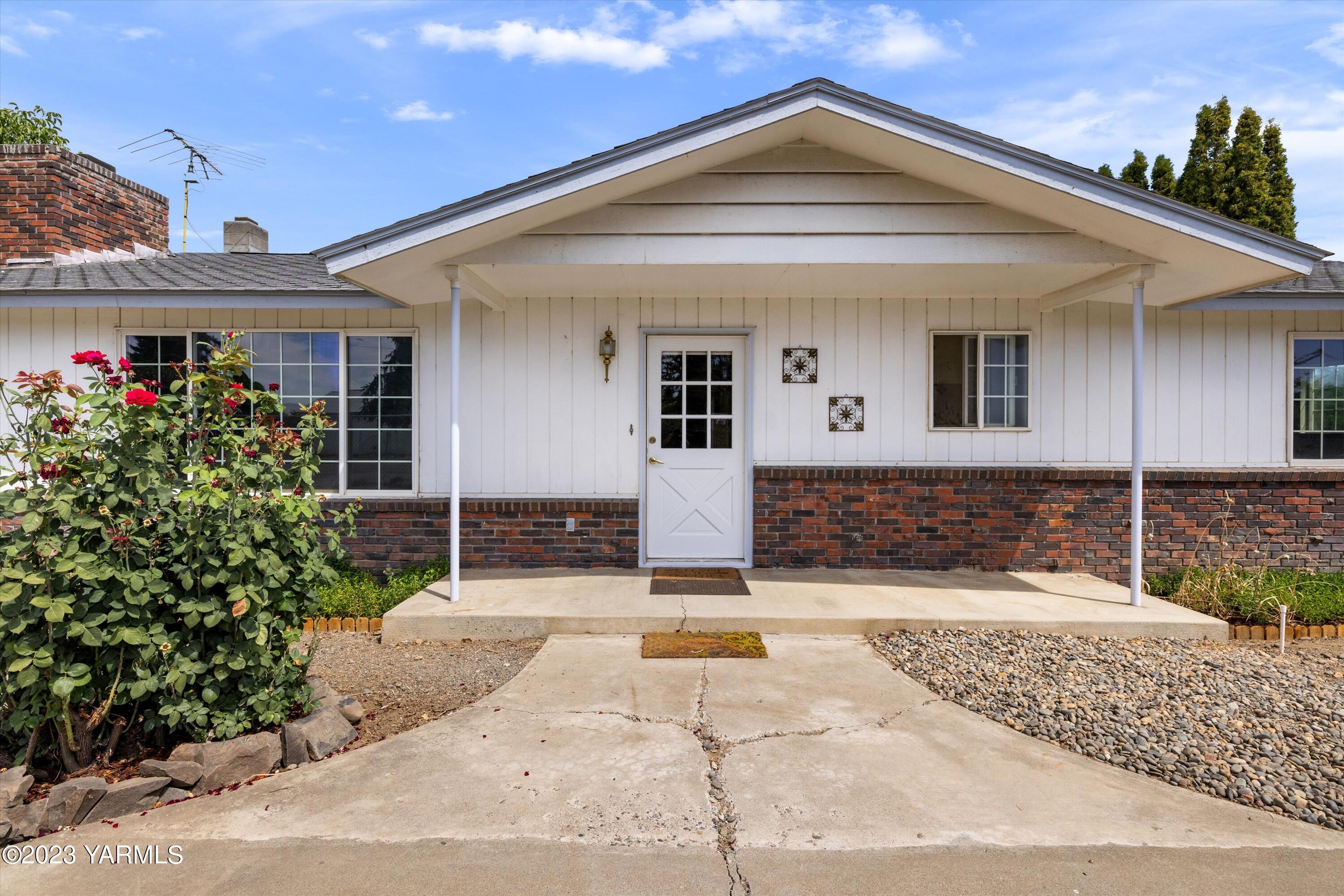 2901 Jones Road Wapato, WA 98951 - Photo 2 of 32 a front view of a house with garden