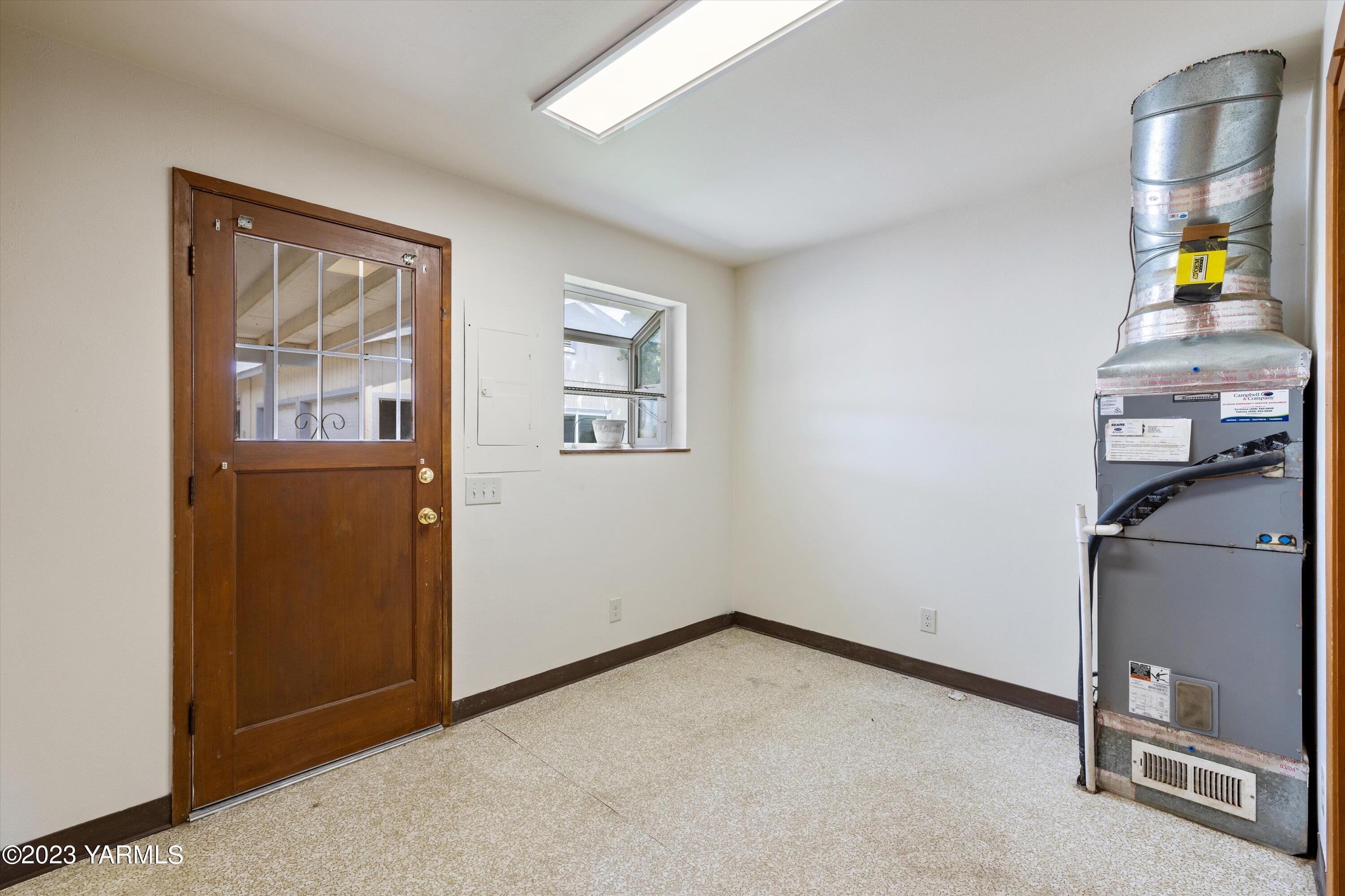 2901 Jones Road Wapato, WA 98951 - Photo 21 of 32 an empty room with a door