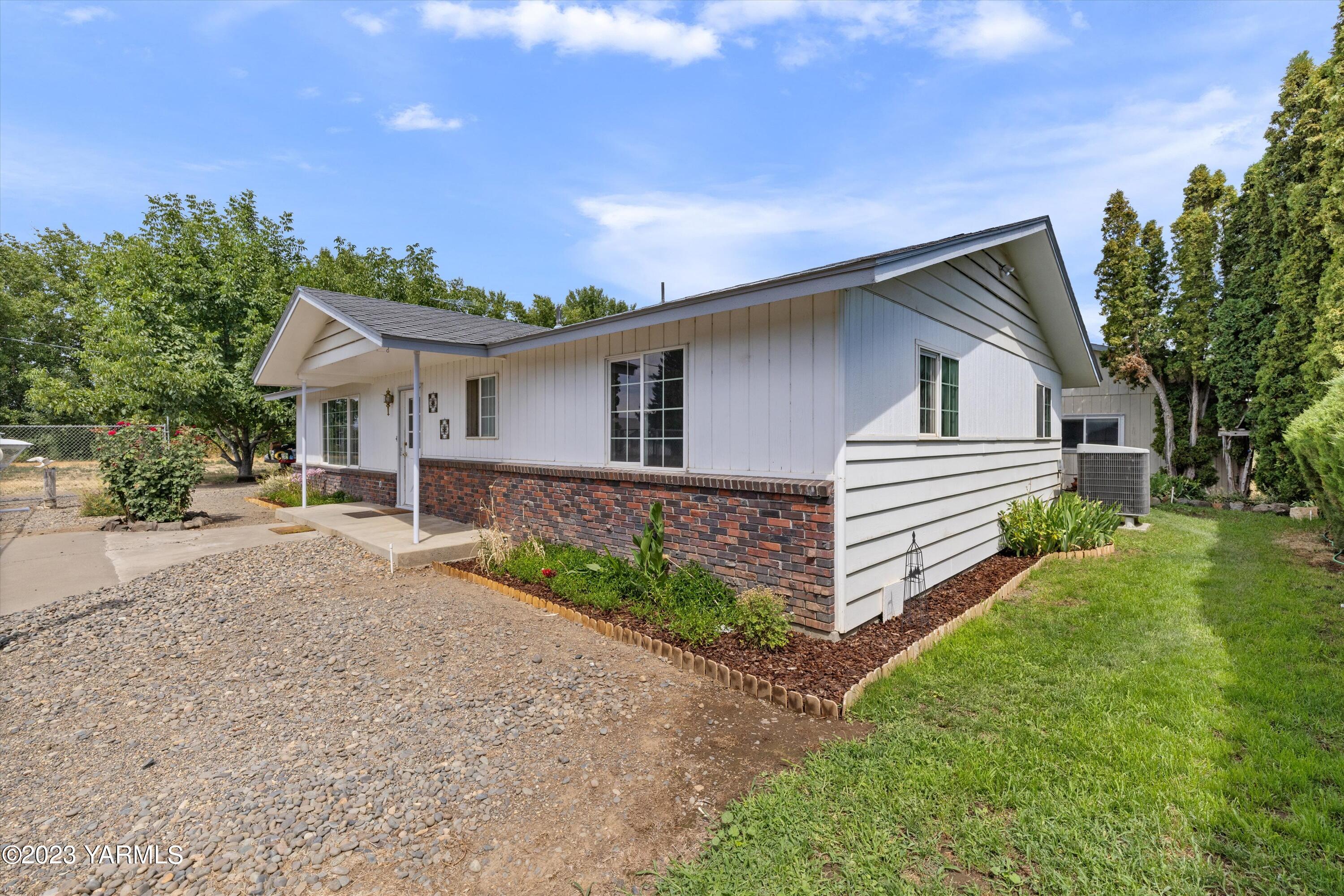 2901 Jones Road Wapato, WA 98951 - Photo 4 of 32 a front view of a house with a yard and garage