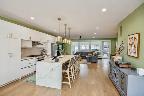 $749,900 | 731 West 17th Street, Unit 1E, Chicago, IL 60616