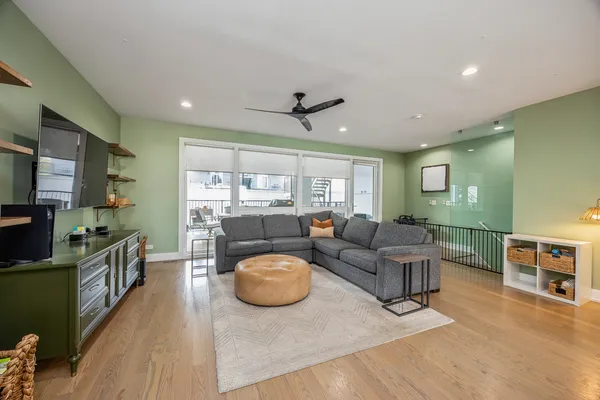 $749,900 | 731 West 17th Street, Unit 1E, Chicago, IL 60616