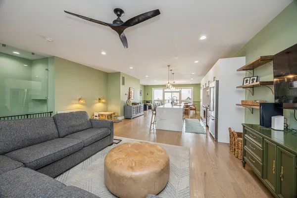 $749,900 | 731 West 17th Street, Unit 1E, Chicago, IL 60616